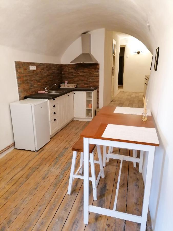 Apartment B B B *